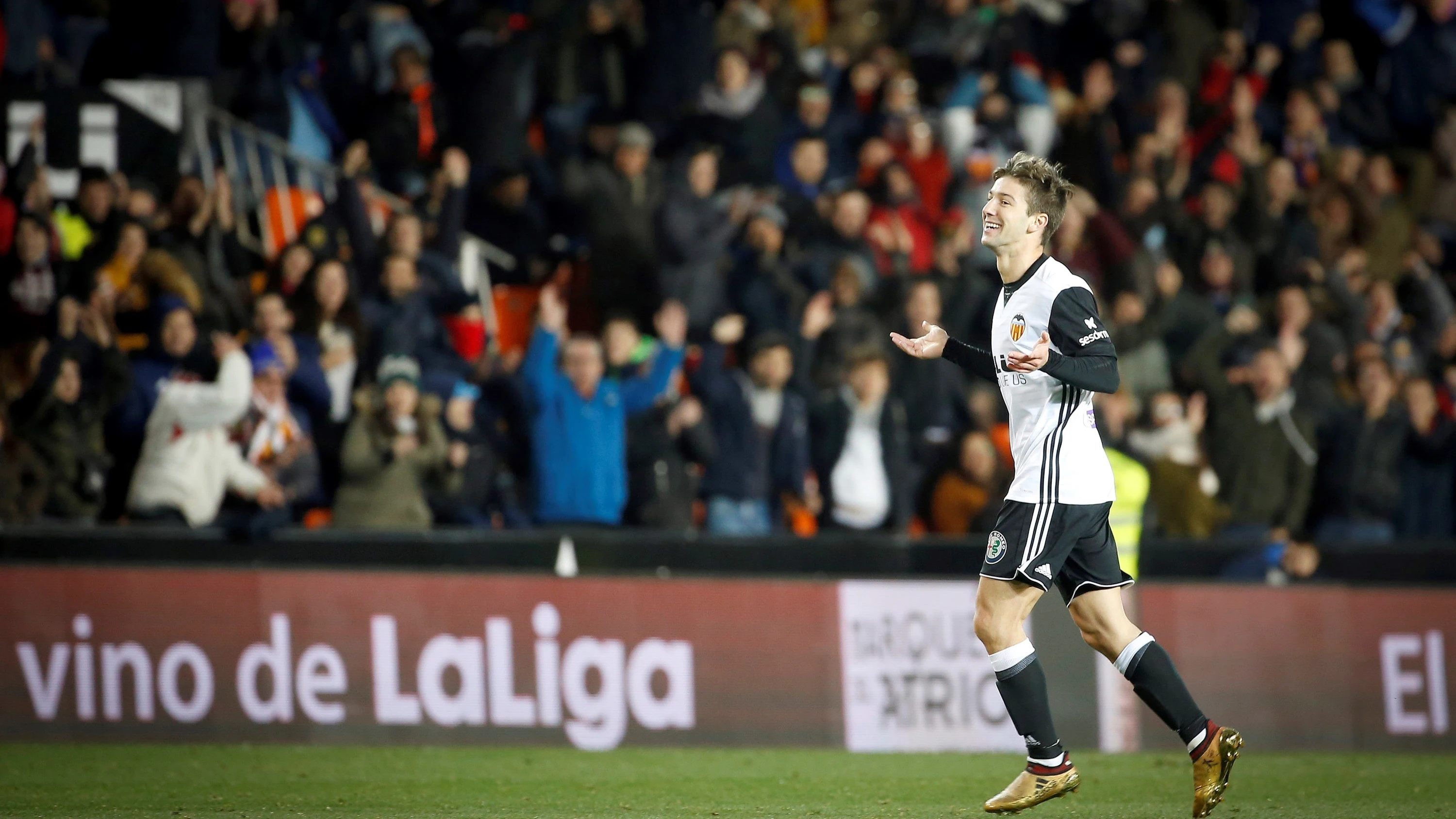 Vietto celebra un gol ante Las Palmas en Mestalla