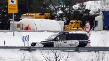 Un camión volcado en la AP-6