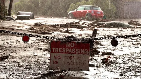 Vista de los deslizamientos de lodo causados por tormentas en California Vista de los deslizamientos de lodo causados por tormentas en California