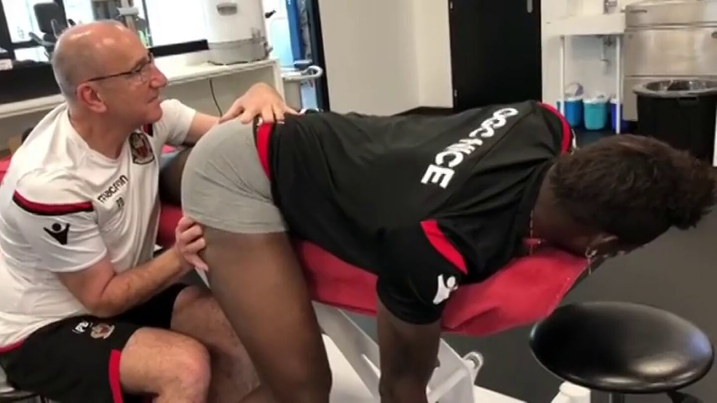 La postura m&aacute;s inc&oacute;moda de Mario Balotelli: "No es lo que est&aacute;is pensando, lo juro"