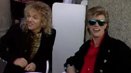 En busca de cervezas, 'peleándose' con peluqueros y robando bolígrafos: así fue el paseo de David Bowie y Peter Frampton en Madrid en 1986 En busca de cervezas, 'peleándose' con peluqueros y robando bolígrafos: así fue el paseo de David Bowie y Peter Frampton en Madrid en 1986
