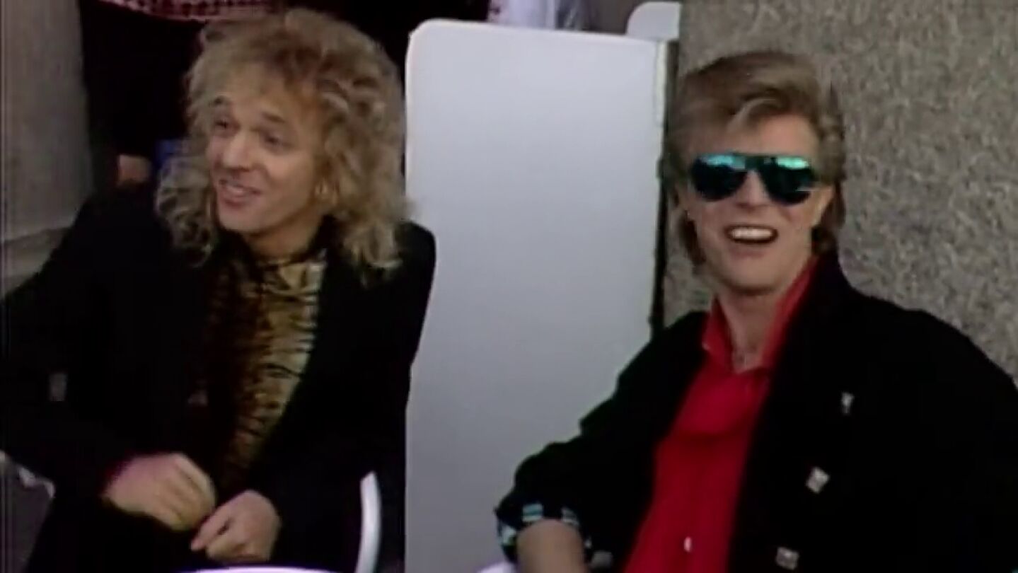 En busca de cervezas, 'pele&aacute;ndose' con peluqueros y robando bol&iacute;grafos: as&iacute; fue el paseo de David Bowie y Peter Frampton en Madrid en 1986