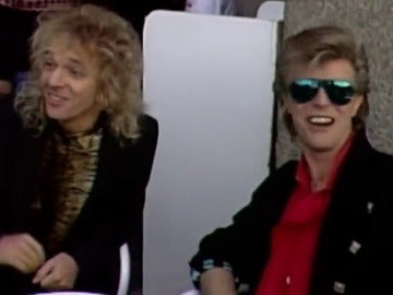 En busca de cervezas, 'peleándose' con peluqueros y robando bolígrafos: así fue el paseo de David Bowie y Peter Frampton en Madrid en 1986 En busca de cervezas, 'peleándose' con peluqueros y robando bolígrafos: así fue el paseo de David Bowie y Peter Frampton en Madrid en 1986