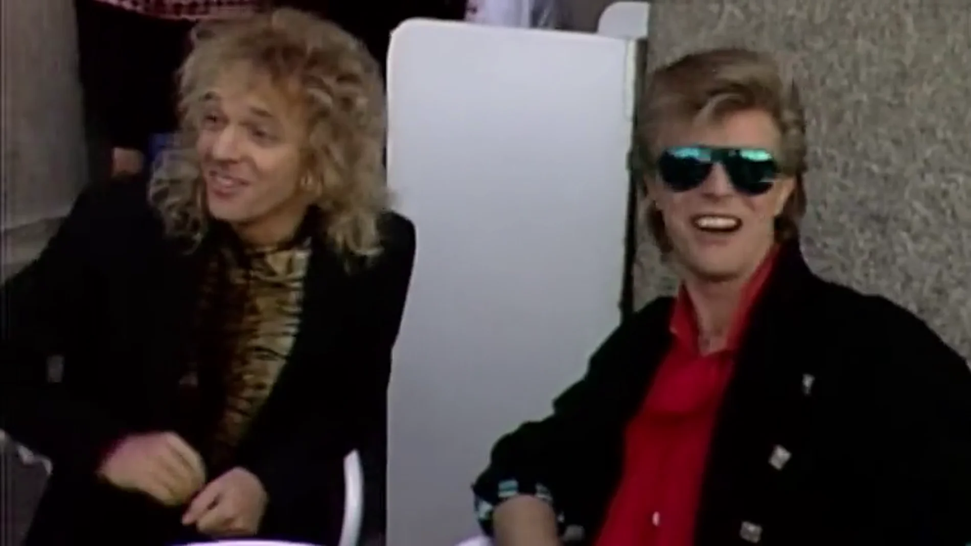 En busca de cervezas, 'peleándose' con peluqueros y robando bolígrafos: así fue el paseo de David Bowie y Peter Frampton en Madrid en 1986