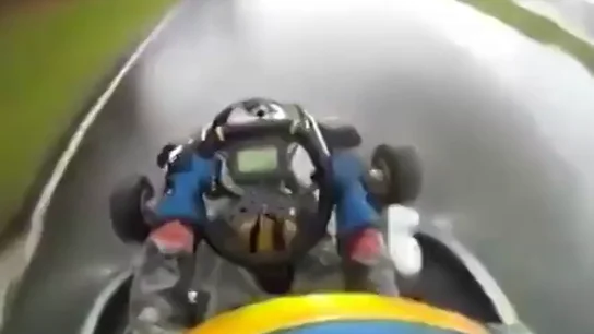 Fernando Alonso, más 'magic' que nunca: Demostración magistral de pilotaje con un kart y bajo la lluvia Fernando Alonso, más 'magic' que nunca: Demostración magistral de pilotaje con un kart y bajo la lluvia