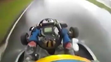 Fernando Alonso, más 'magic' que nunca: Demostración magistral de pilotaje con un kart y bajo la lluvia