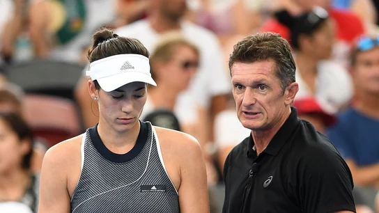 Muguruza, junto a su entrenador en Sídney Muguruza, junto a su entrenador en Sídney