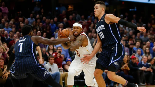 Isaiah Thomas intenta avanzar ante la defensa de los Magic Isaiah Thomas intenta avanzar ante la defensa de los Magic