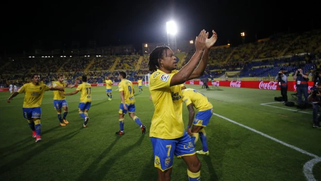 Remy celebra un gol con la afición de Las Palmas