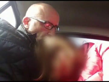Antoni junto a su hija camino del aeropuerto de El Prat Antoni junto a su hija camino del aeropuerto de El Prat