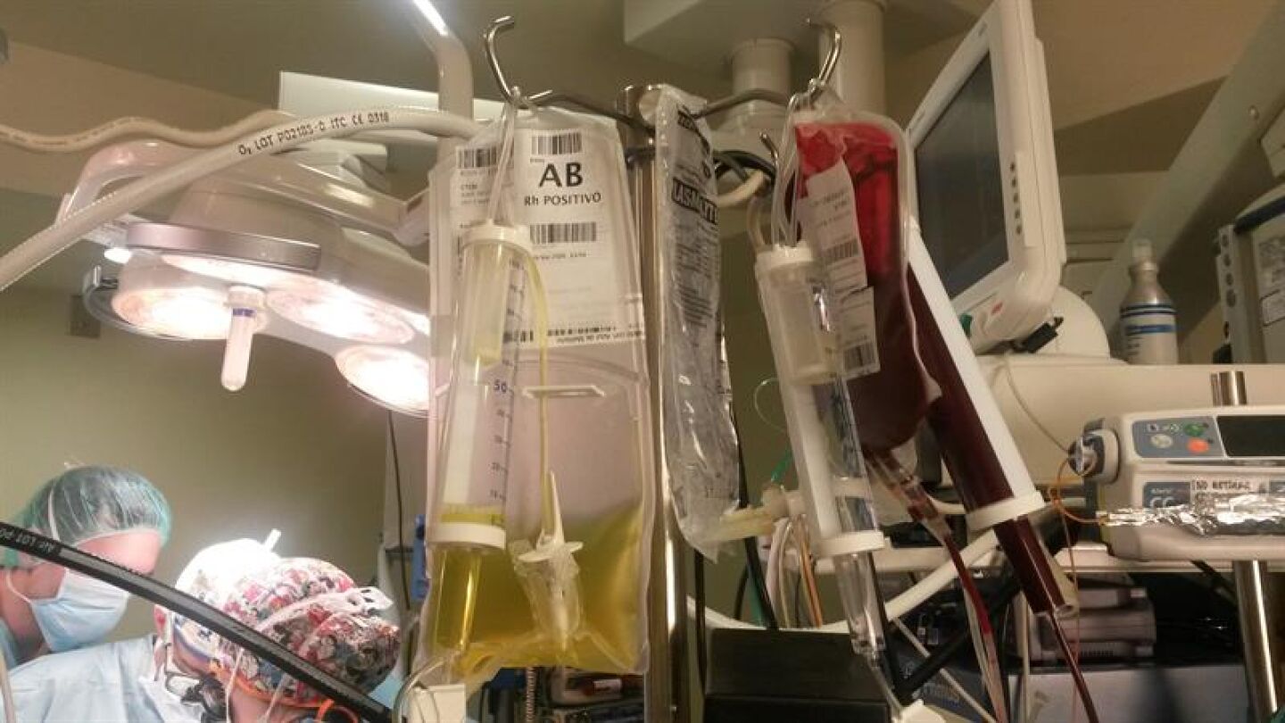 M&eacute;dicos en un quir&oacute;fano