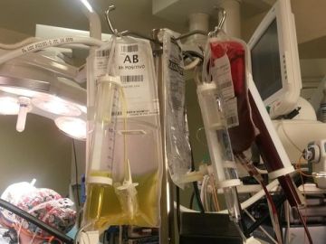 Médicos en un quirófano Médicos en un quirófano