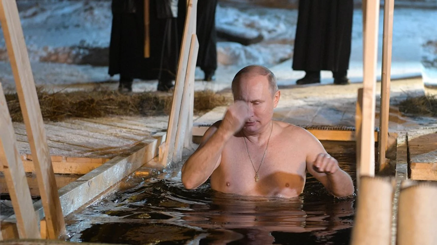 Putin bañándose en agua helada Putin bañándose en agua helada