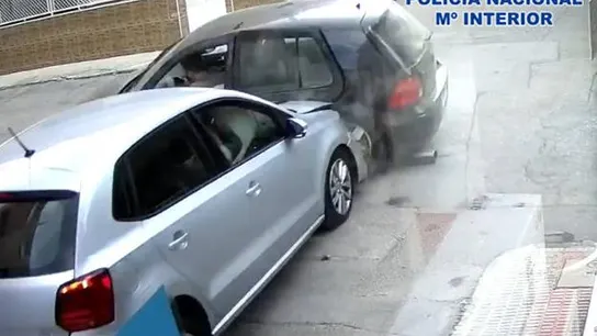 Accidente de coche grabado por las cámaras de seguridad de una tienda Accidente de coche grabado por las cámaras de seguridad de una tienda
