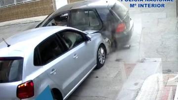 Accidente de coche grabado por las cámaras de seguridad de una tienda 