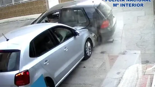 Accidente de coche grabado por las cámaras de seguridad de una tienda 