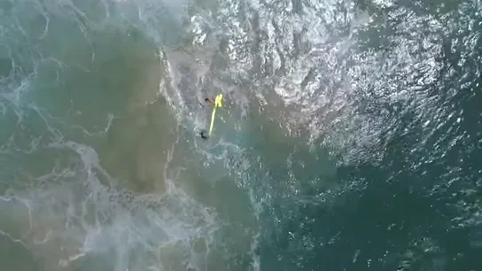 Momento del rescate de un dron a dos surfistas Momento del rescate de un dron a dos surfistas