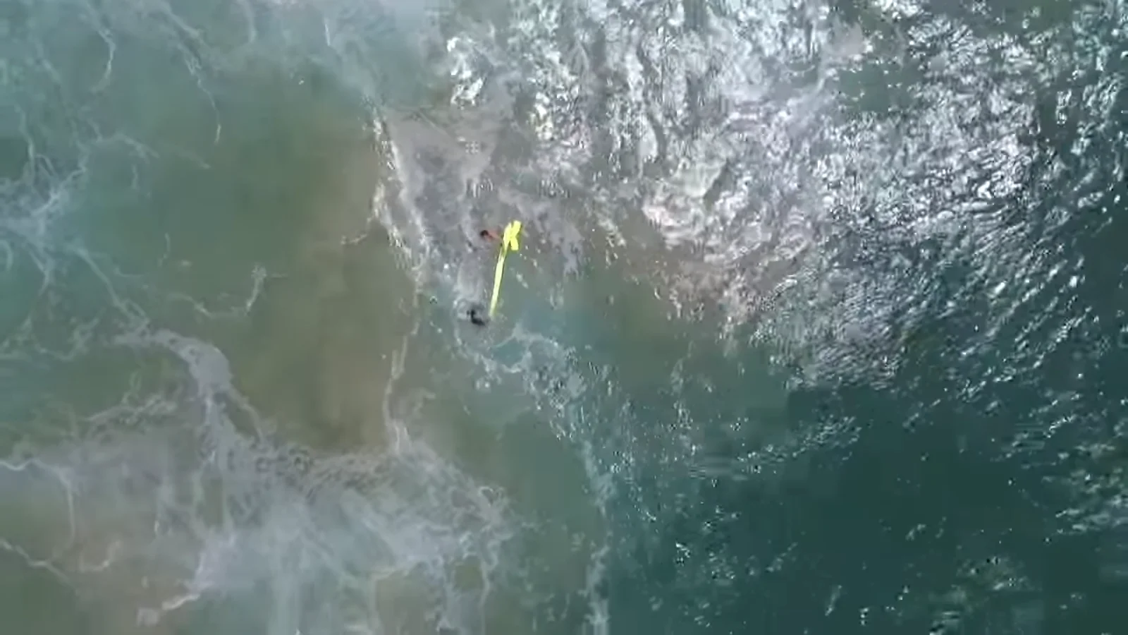 Momento del rescate de un dron a dos surfistas