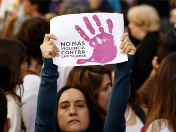 Una mujer protesta contra la violencia machista Una mujer protesta contra la violencia machista