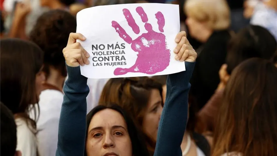 Una mujer protesta contra la violencia machista