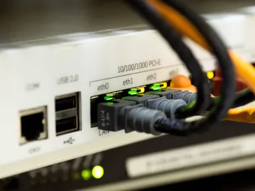 Cables conectados a un router Cables conectados a un router