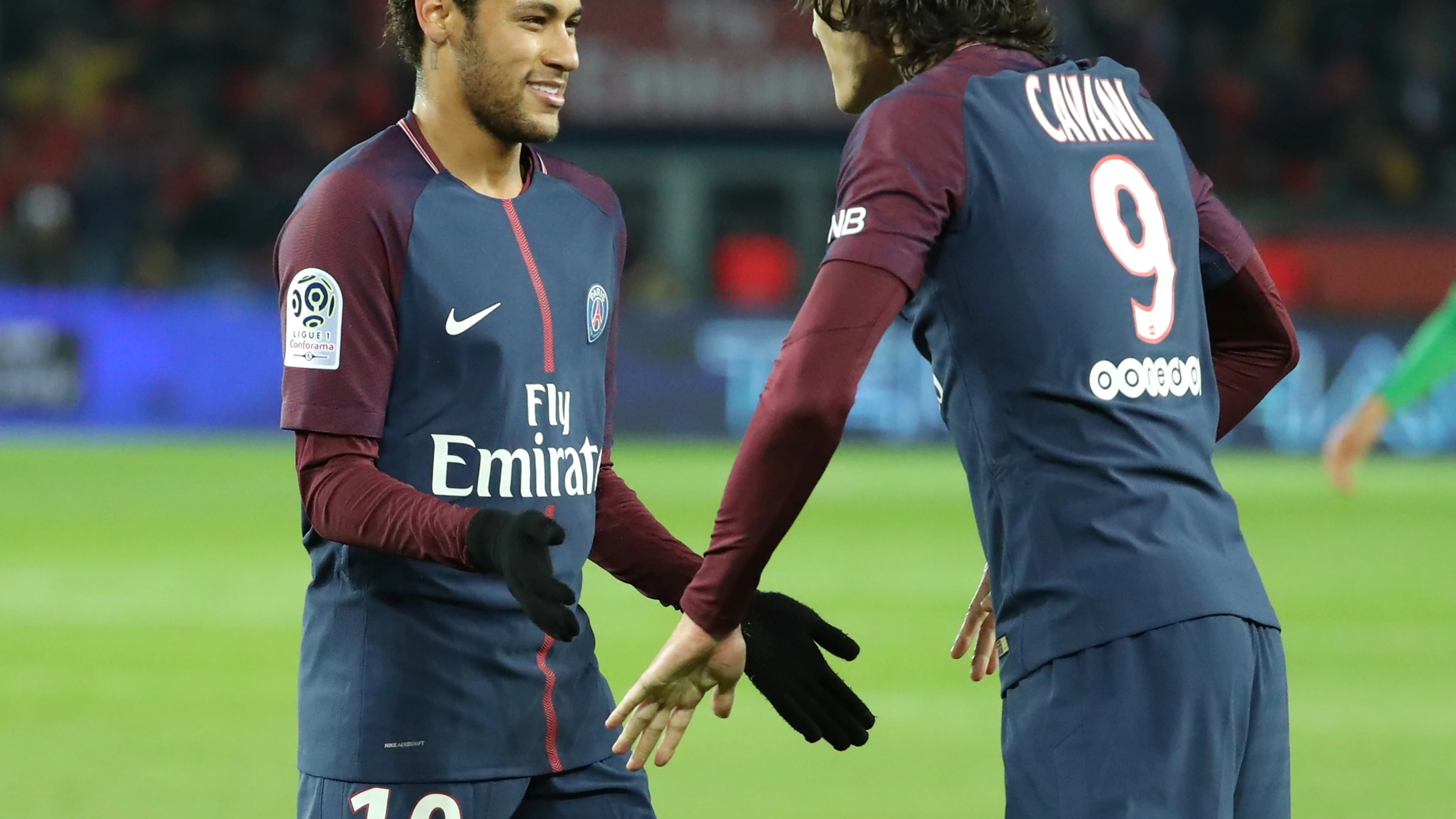 Neymar y Cavani celebran un gol del PSG