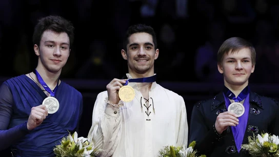 Javier Fernández luce su oro Javier Fernández luce su oro