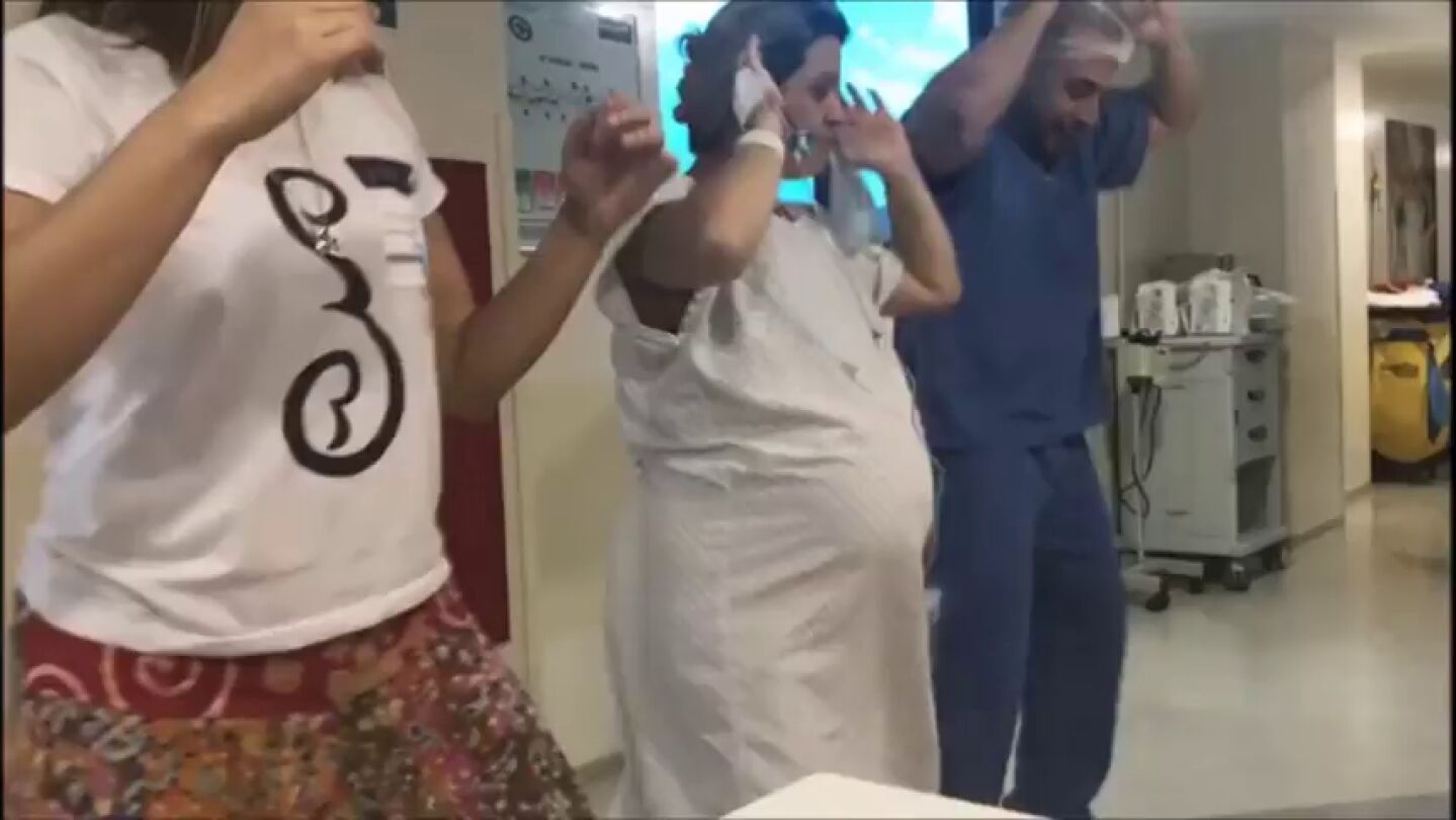 Un ginec&oacute;logo brasile&ntilde;o baila con sus pacientes para ayudarlas a dar a luz