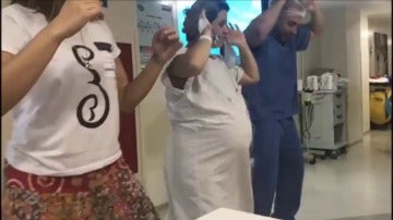 Un ginecólogo brasileño baila con sus pacientes para ayudarlas a dar a luz
