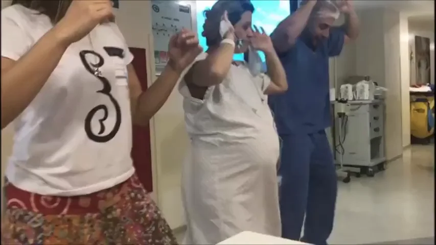 Un ginecólogo brasileño baila con sus pacientes para ayudarlas a dar a luz