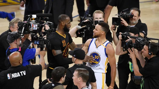 LeBron James y Steph Curry, tras un partido de las Finales de 2017 LeBron James y Steph Curry, tras un partido de las Finales de 2017
