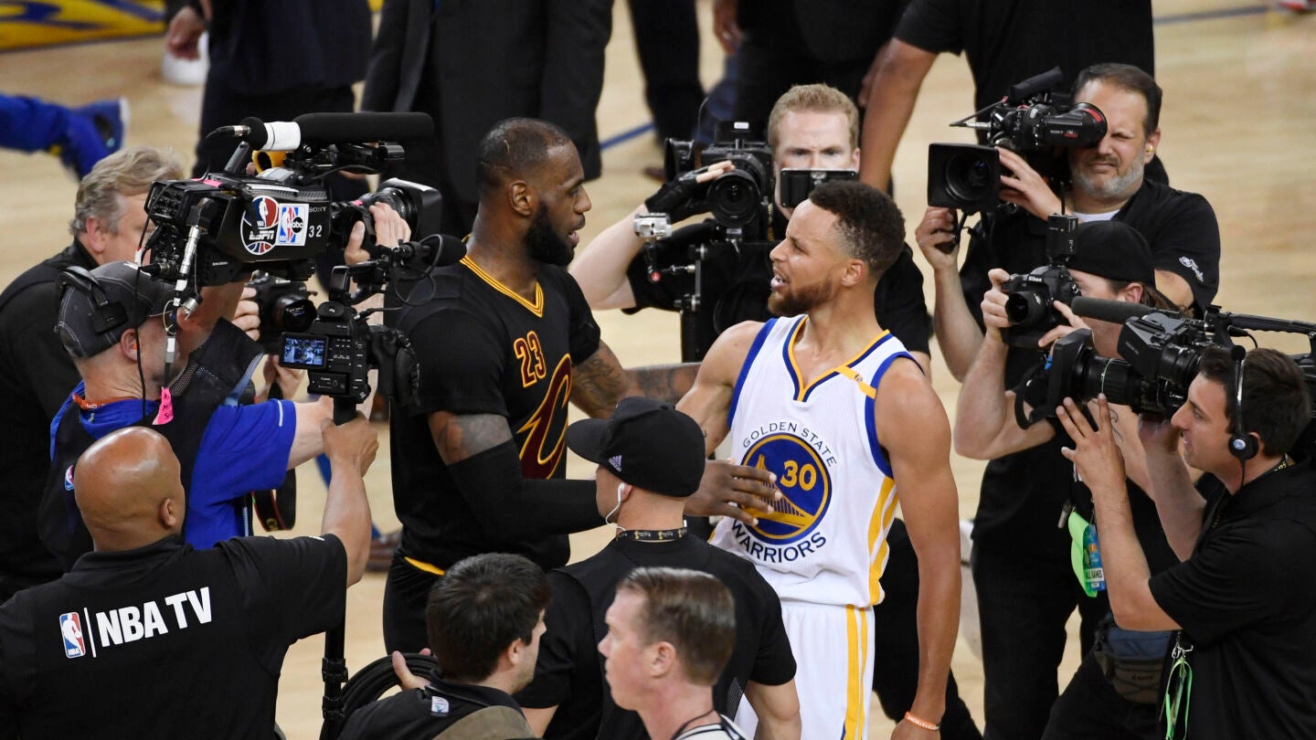 LeBron James y Steph Curry, tras un partido de las Finales de 2017
