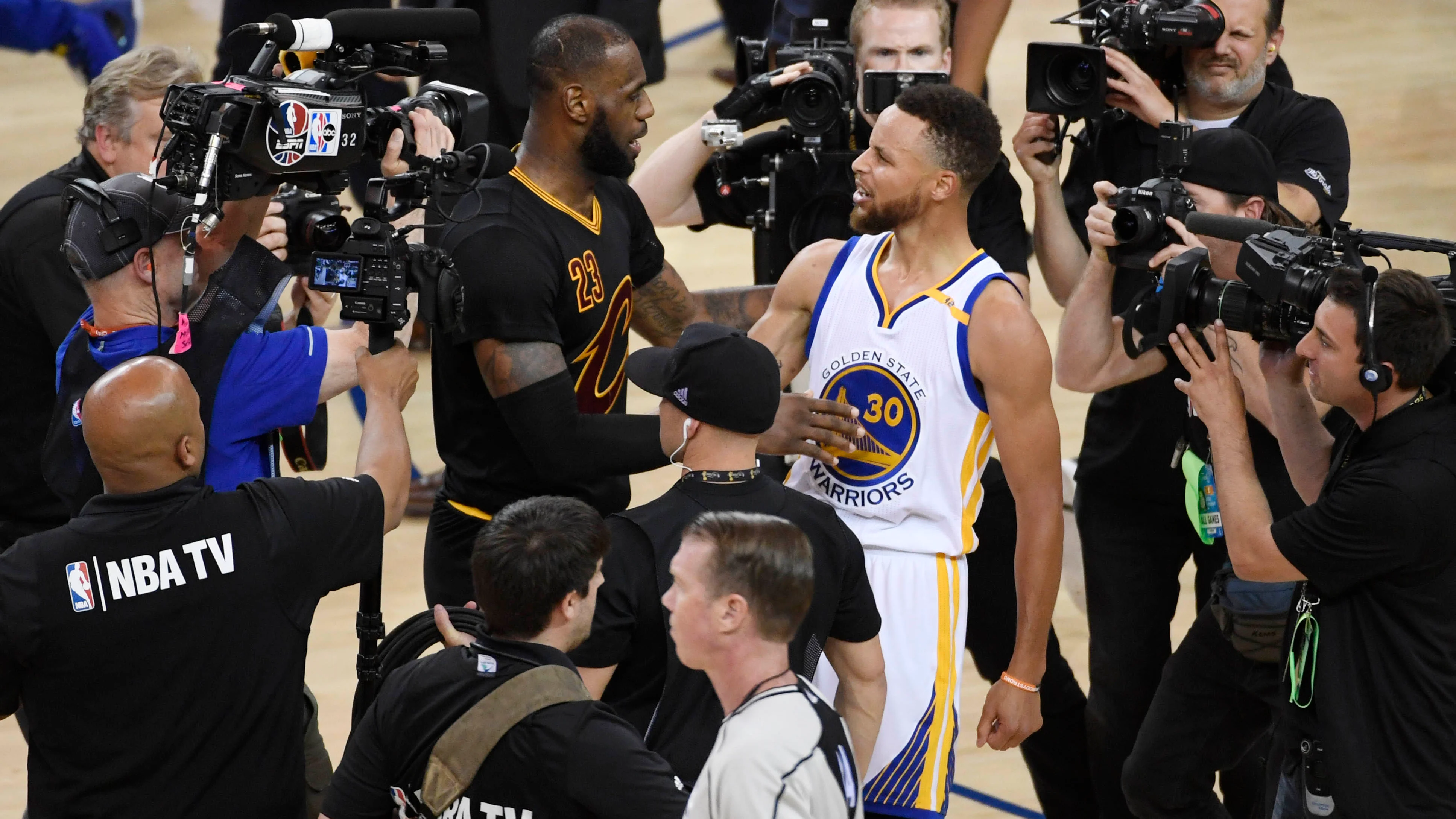 LeBron James y Steph Curry, tras un partido de las Finales de 2017