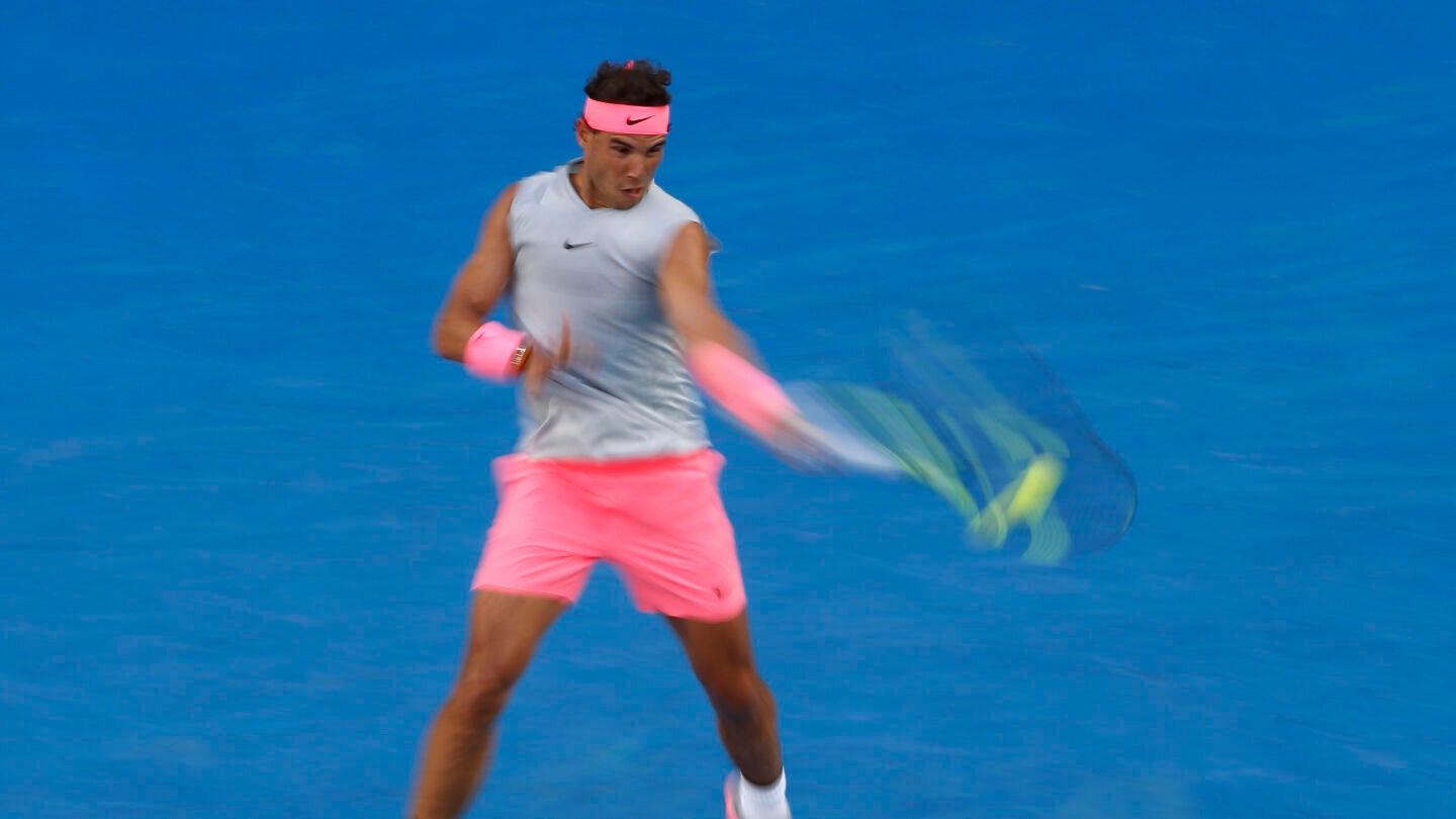 Rafa Nadal golpea con su drive ante Dzumhur