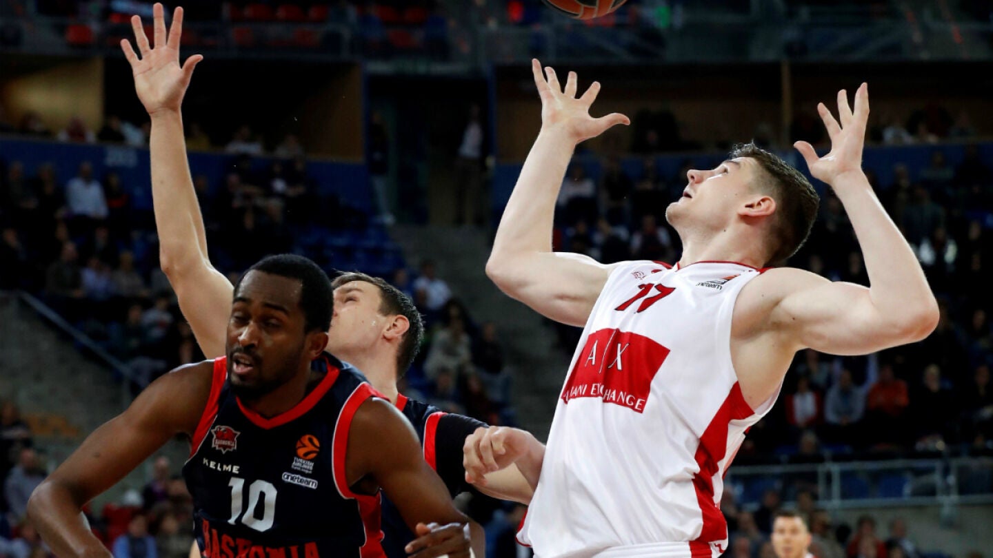 Gudaitis trata de llegar a un bal&oacute;n