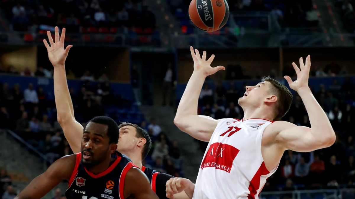 Gudaitis trata de llegar a un balón