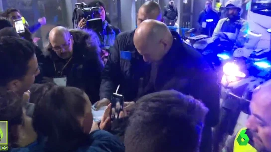 Zidane, firmando autógrafos Zidane, firmando autógrafos