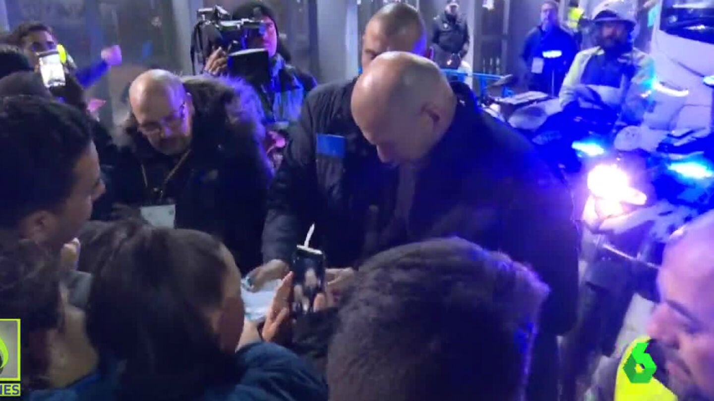 Zidane, firmando aut&oacute;grafos