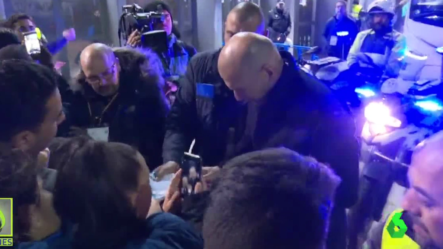 Zidane, firmando autógrafos Zidane, firmando autógrafos