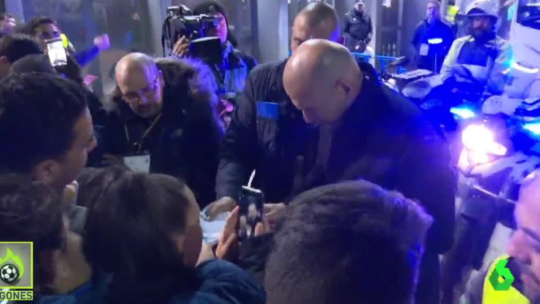 Zidane, firmando autógrafos Zidane, firmando autógrafos