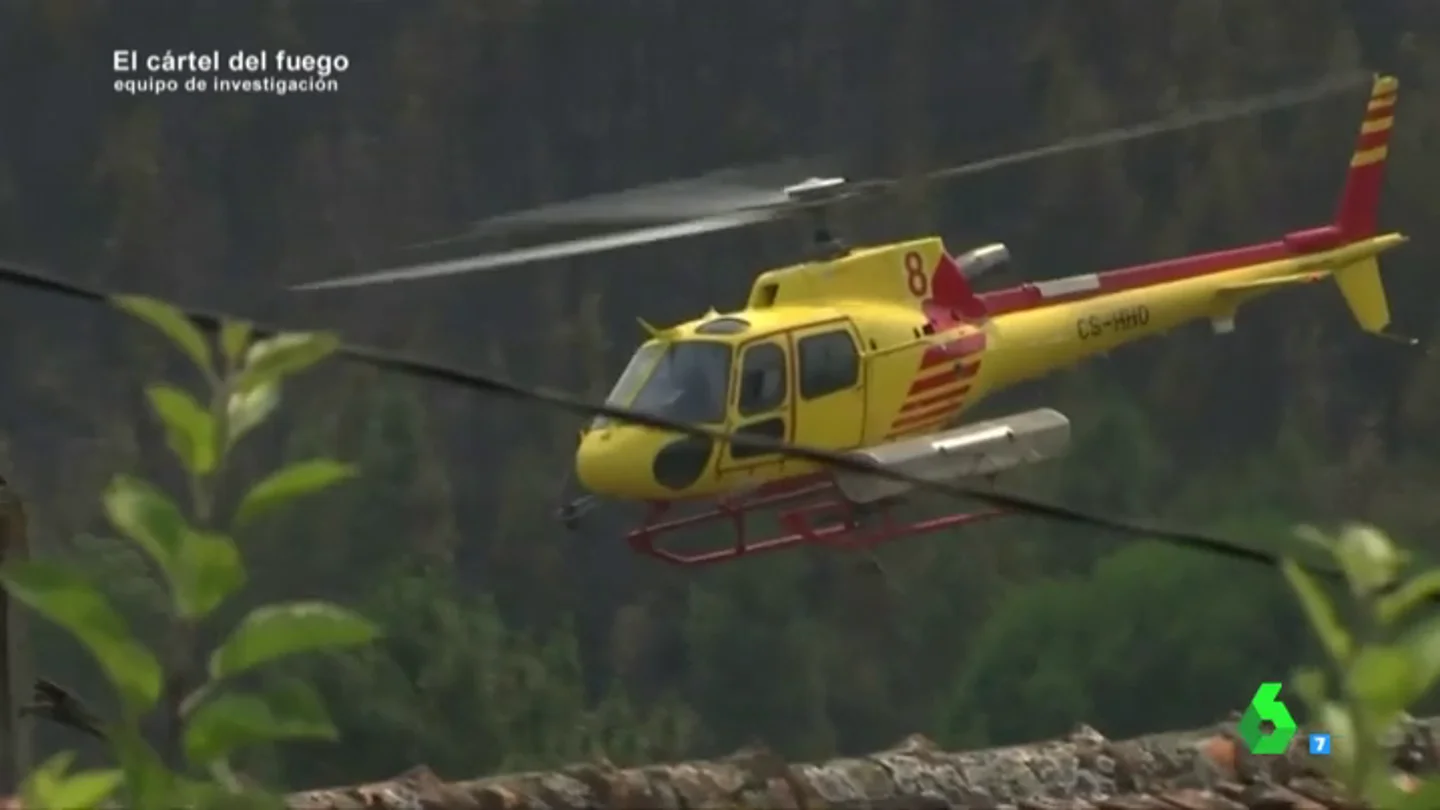 Un helicoptero de una empresa española de extinción apagando un fuego en Portugal Un helicoptero de una empresa española de extinción apagando un fuego en Portugal