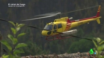 Un helicoptero de una empresa española de extinción apagando un fuego en Portugal