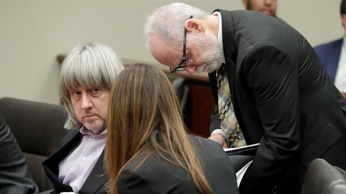 David Turpin y la abogada Allison Lowe asisten a la lectura de cargos