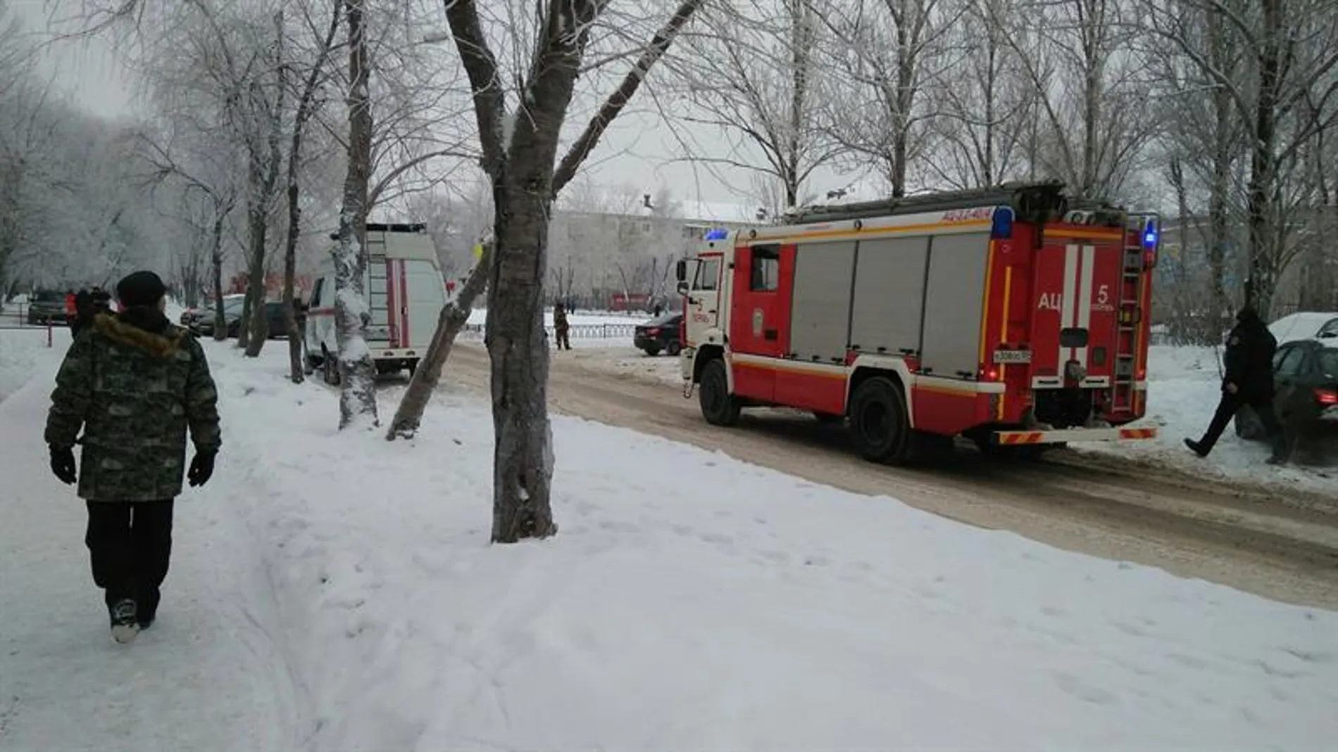 Equipos de emergencia y bomberos inspeccionan los alrededores del colegio