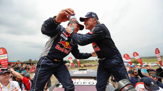 Lucas Cruz y Carlos Sainz se abrazan tras ganar el Dakar Lucas Cruz y Carlos Sainz se abrazan tras ganar el Dakar
