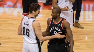 Gasol e Ibaka dialogan durante el Raptors-Spurs