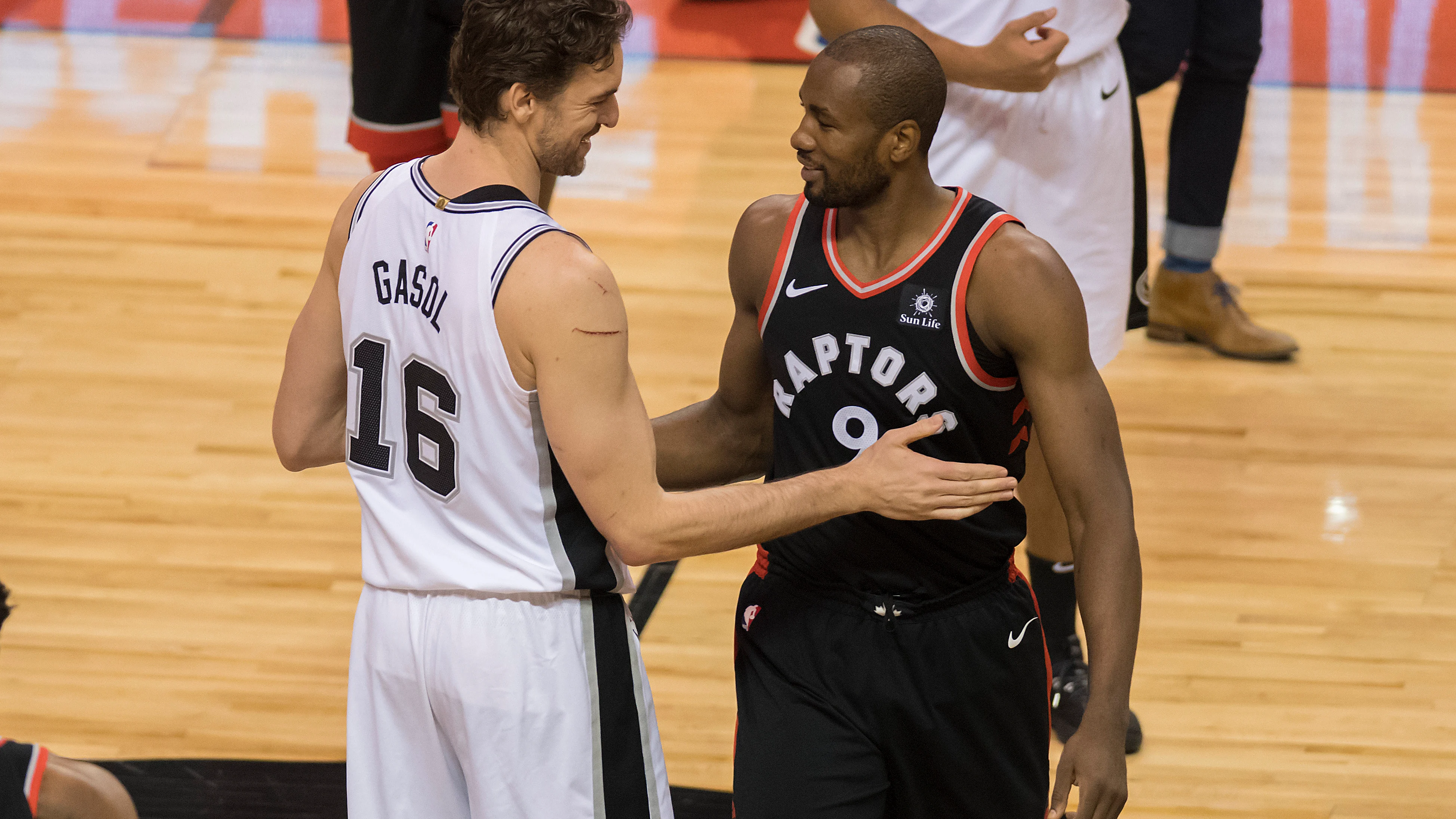 Gasol e Ibaka dialogan durante el Raptors-Spurs