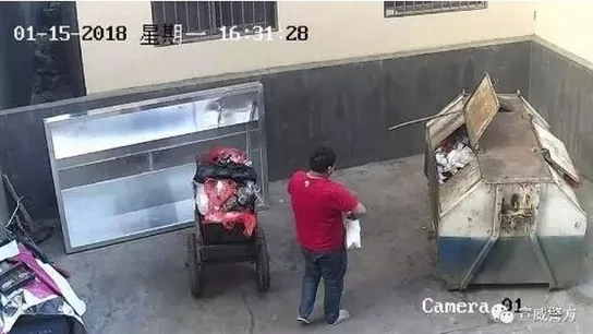 Una captura del momento en el que el padre arroja a su hija al contenedor Una captura del momento en el que el padre arroja a su hija al contenedor