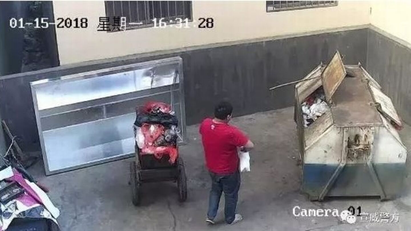 Una captura del momento en el que el padre arroja a su hija al contenedor