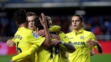 Los jugadores del Villarreal celebran uno de los goles ante el Levante